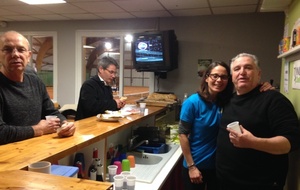 "Et un beaujolais,une assiette de charcuterie,une assiette de fromage!!!"