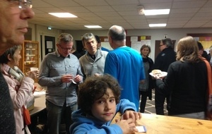 Le bureau en pleine réflexion:"un beaujolais ou un gaillac"